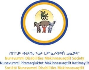 Logo de la Nunavummi Disabilities Makinnasuaqtiit Society (NDMS). Deux adultes et un enfant vêtus de vêtements traditionnels tiennent en l'air une couverture avec laquelle ils maintiennent en l'air une personne en fauteuil roulant. NDMS est écrit en quatre langues.