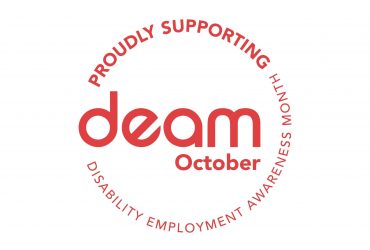 Logo DEAM : Nous soutenons fièrement le Mois de sensibilisation à l'emploi des personnes handicapées - DEAM octobre.