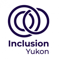 Logo Inclusion Yukon. Petit cercle bleu foncé à l'intérieur du grand cercle et un troisième cercle de taille moyenne entrelacé sur le côté droit avec les petits et grands cercles.